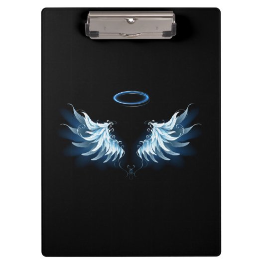 Blue Glows Angel Wings auf schwarzem Hintergrund Klemmbrett (Vorderseite)