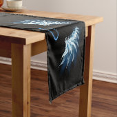 Blue Glows Angel Wings auf schwarzem Hintergrund Kurzer Tischläufer (Beispiel)