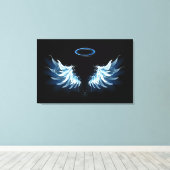 Blue Glows Angel Wings auf schwarzem Hintergrund Leinwanddruck (Insitu (Holzboden))