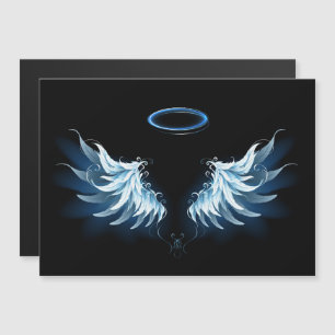 Blue Glows Angel Wings auf schwarzem Hintergrund Magneteinladung