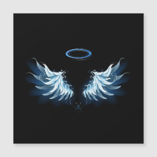 Blue Glows Angel Wings auf schwarzem Hintergrund Magneteinladung