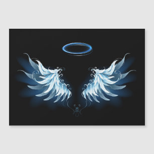 Blue Glows Angel Wings auf schwarzem Hintergrund Magneteinladung