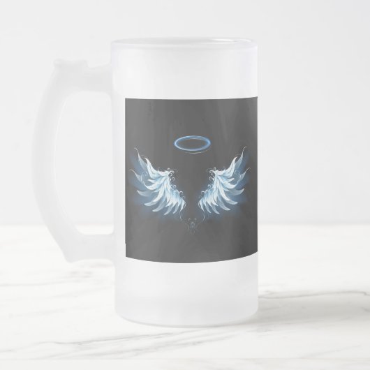 Blue Glows Angel Wings auf schwarzem Hintergrund Mattglas Bierglas (Links)