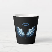 Blue Glows Angel Wings auf schwarzem Hintergrund Milchtasse (Vorderseite)