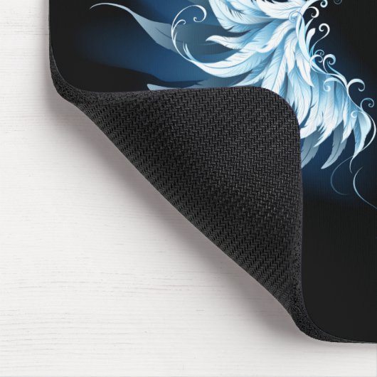 Blue Glows Angel Wings auf schwarzem Hintergrund Mousepad (Ecke)