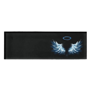 Blue Glows Angel Wings auf schwarzem Hintergrund Namenschild