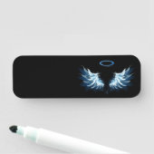 Blue Glows Angel Wings auf schwarzem Hintergrund Namensschild (Beispiel)