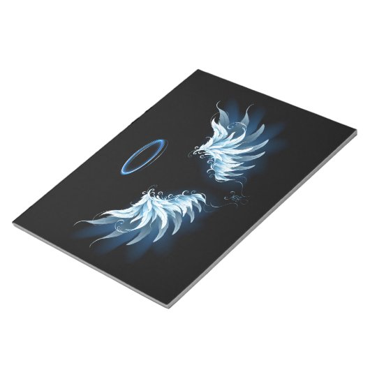 Blue Glows Angel Wings auf schwarzem Hintergrund Notizblock (angewinkelt)