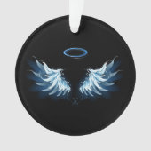 Blue Glows Angel Wings auf schwarzem Hintergrund Ornament (Vorderseite)