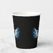 Blue Glows Angel Wings auf schwarzem Hintergrund Pappbecher (Links)