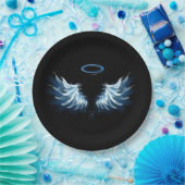 Blue Glows Angel Wings auf schwarzem Hintergrund Pappteller (Party)