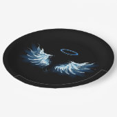 Blue Glows Angel Wings auf schwarzem Hintergrund Pappteller (Schrägansicht)