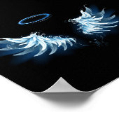 Blue Glows Angel Wings auf schwarzem Hintergrund Poster (Ecke)