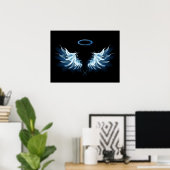 Blue Glows Angel Wings auf schwarzem Hintergrund Poster (Heimbüro)