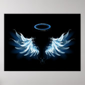 Blue Glows Angel Wings auf schwarzem Hintergrund Poster (Vorne)