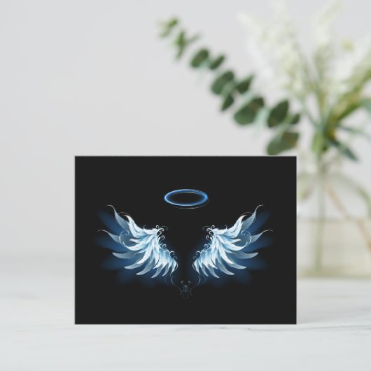 Blue Glows Angel Wings auf schwarzem Hintergrund Postkarte (Stehend Vorderseite)
