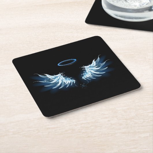 Blue Glows Angel Wings auf schwarzem Hintergrund Rechteckiger Pappuntersetzer (angewinkelt)