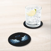 Blue Glows Angel Wings auf schwarzem Hintergrund Runder Pappuntersetzer (Vor Ort)