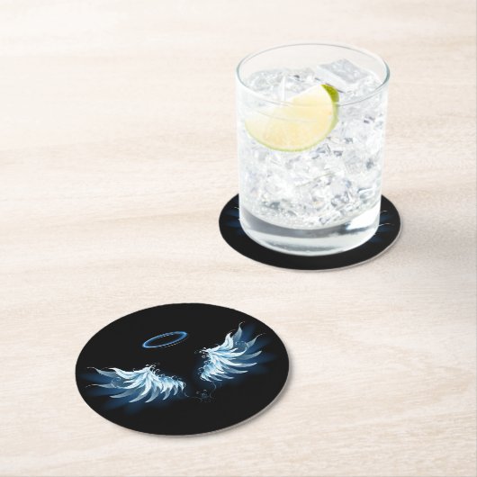 Blue Glows Angel Wings auf schwarzem Hintergrund Runder Pappuntersetzer (Vor Ort)