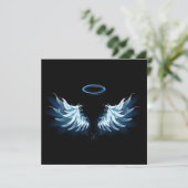 Blue Glows Angel Wings auf schwarzem Hintergrund Save The Date (Stehend Vorderseite)