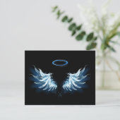 Blue Glows Angel Wings auf schwarzem Hintergrund Save The Date (Stehend Vorderseite)