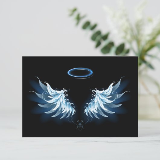 Blue Glows Angel Wings auf schwarzem Hintergrund Save The Date (Stehend Vorderseite)