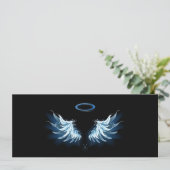 Blue Glows Angel Wings auf schwarzem Hintergrund Save The Date (Stehend Vorderseite)
