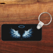 Blue Glows Angel Wings auf schwarzem Hintergrund Schlüsselanhänger (Vorderseite)