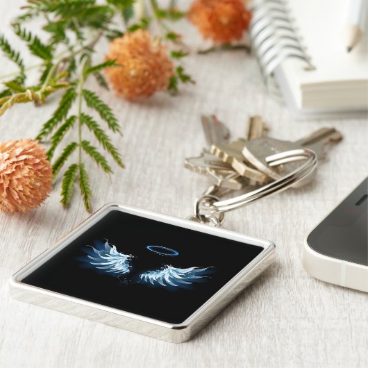 Blue Glows Angel Wings auf schwarzem Hintergrund Schlüsselanhänger (Seite)