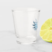 Blue Glows Angel Wings auf schwarzem Hintergrund Schnapsglas (Links)