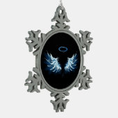 Blue Glows Angel Wings auf schwarzem Hintergrund Schneeflocken Zinn-Ornament (Links)
