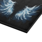 Blue Glows Angel Wings auf schwarzem Hintergrund Schneidebrett (Ecke)
