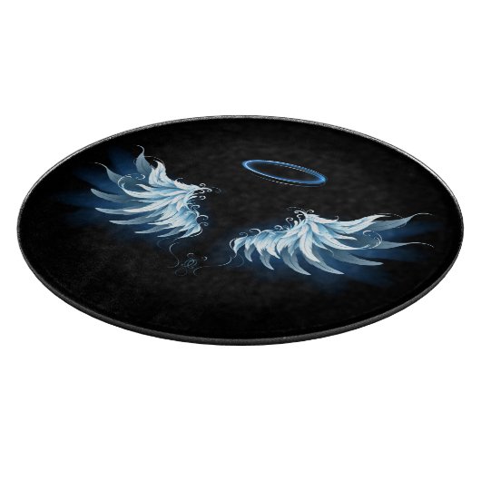 Blue Glows Angel Wings auf schwarzem Hintergrund Schneidebrett (Ecke)