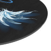 Blue Glows Angel Wings auf schwarzem Hintergrund Schneidebrett (Ecke)