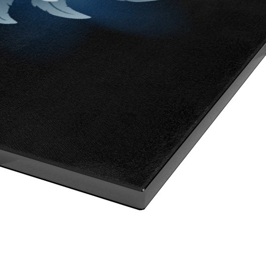 Blue Glows Angel Wings auf schwarzem Hintergrund Schneidebrett (Ecke)