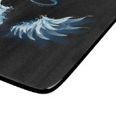 Blue Glows Angel Wings auf schwarzem Hintergrund Schneidebrett (Ecke)