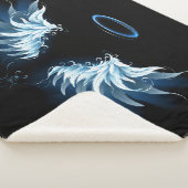 Blue Glows Angel Wings auf schwarzem Hintergrund Sherpadecke (3/4)