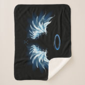 Blue Glows Angel Wings auf schwarzem Hintergrund Sherpadecke (Vorderseite)