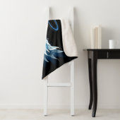 Blue Glows Angel Wings auf schwarzem Hintergrund Sherpadecke (Beispiel)