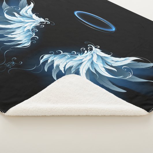 Blue Glows Angel Wings auf schwarzem Hintergrund Sherpadecke (3/4)
