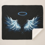 Blue Glows Angel Wings auf schwarzem Hintergrund Sherpadecke (Vorderseite (Horizontal))