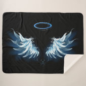Blue Glows Angel Wings auf schwarzem Hintergrund Sherpadecke (Vorderseite (Horizontal))