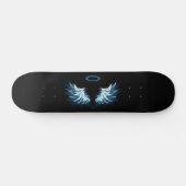 Blue Glows Angel Wings auf schwarzem Hintergrund Skateboard (Horizontal)