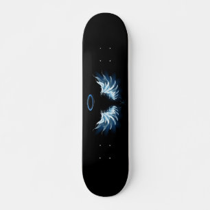Blue Glows Angel Wings auf schwarzem Hintergrund Skateboard