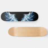 Blue Glows Angel Wings auf schwarzem Hintergrund Skateboard (Horizontal)