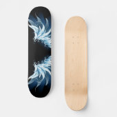 Blue Glows Angel Wings auf schwarzem Hintergrund Skateboard (Vorderseite)