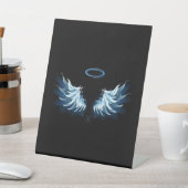 Blue Glows Angel Wings auf schwarzem Hintergrund Sockelschild (In SItu)
