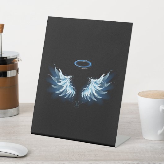 Blue Glows Angel Wings auf schwarzem Hintergrund Sockelschild (In SItu)