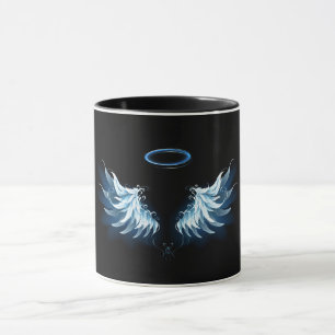 Blue Glows Angel Wings auf schwarzem Hintergrund Tasse