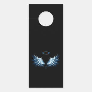 Blue Glows Angel Wings auf schwarzem Hintergrund Türanhänger